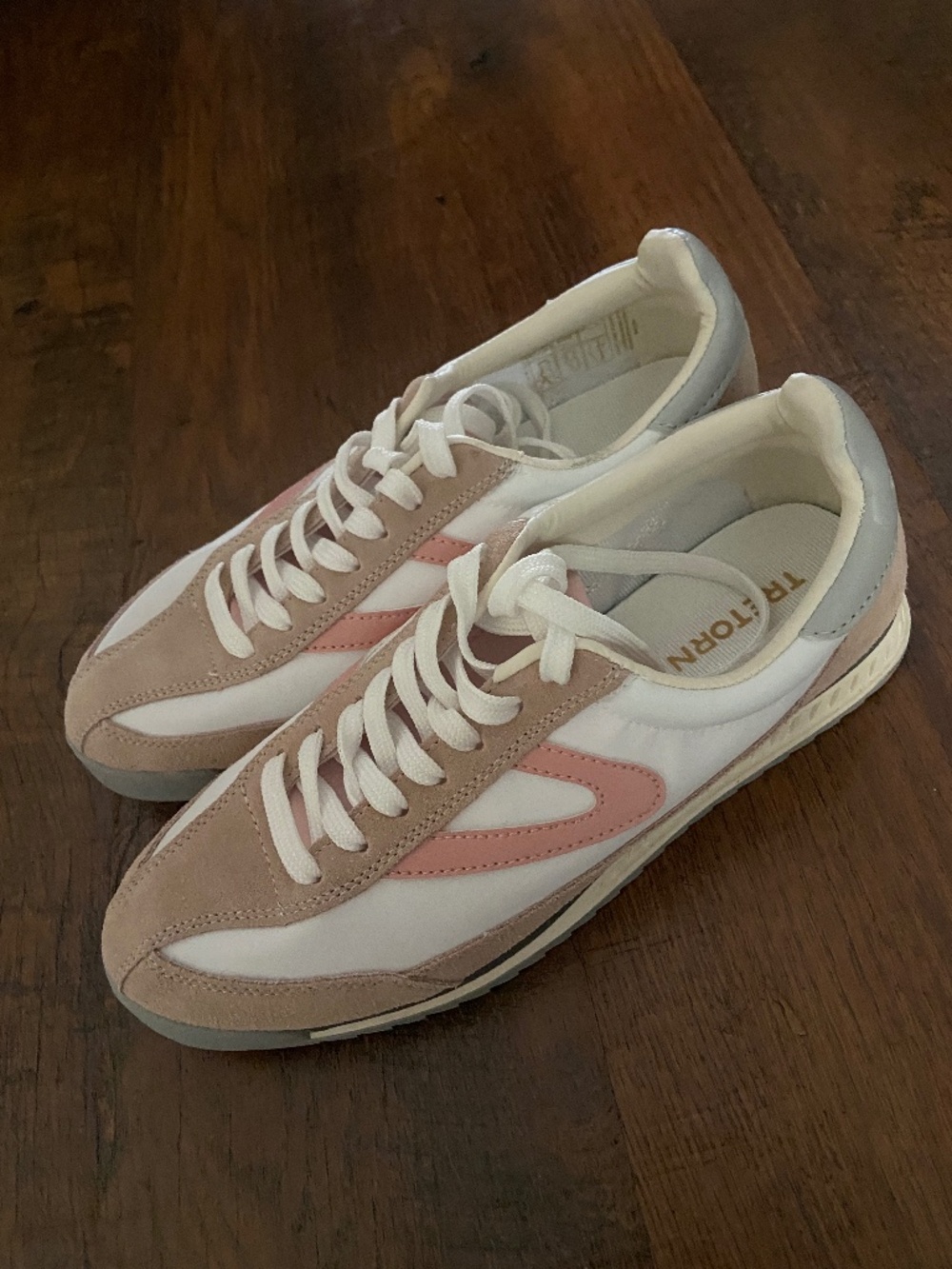 Like new Tretorn woman Sneakers white pink Sz 8.5 Comfy Sport Active